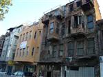 her an bir tu�la daha d��ebilir bu ana cadde �zerindeki binadan